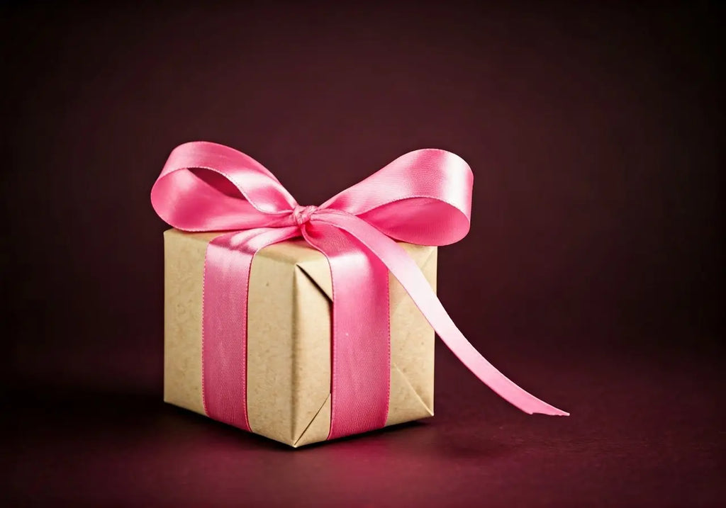 12 Bride to Be Gifts Ideas That Will Make Her Smile