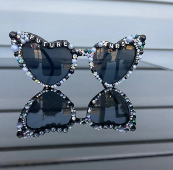 black heart-shaped bride sunglasses, future mrs sunglasses, dark glam bridal sunglasses, black themed wedding accessories, Halloween bride sunglasses, rhinestone bridal sunglasses, pearls and rhinestones sunglasses, spooky bride accessories, bridal party sunglasses, black wedding sunglasses, bridal sunglasses for Halloween